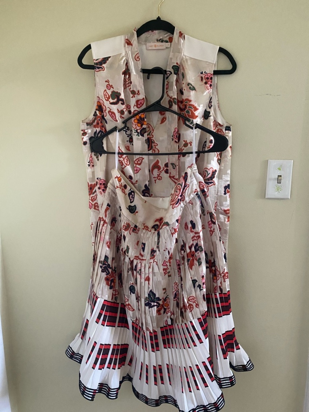 Tory Burch Set Floral Pleated Sleeveless in Cream, 10 & 8